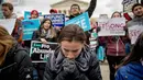 Aktivis antiaborsi AS menentang pelegalan aborsi yang disahkan Mahkamah Agung AS, Washington, Jumat (27/1).   Mereka berpendapat kehidupan dari setiap manusia, sekalipun masih berada di dalam kandungan, sangat berharga. . (AP PHOTO)