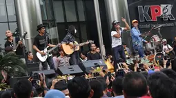 Grup musik Slank tampil dalam Aksi Simpatik Jurus Tandur Dukung KPK, Jakarta, Kamis (13/7). Acara diadakan sebagai bentuk dukungan terhadap KPK serta penolakan hak angket yang dilakukan DPR kepada lembaga antikorupsi itu. (Liputan6.com/Immanuel Antonius)