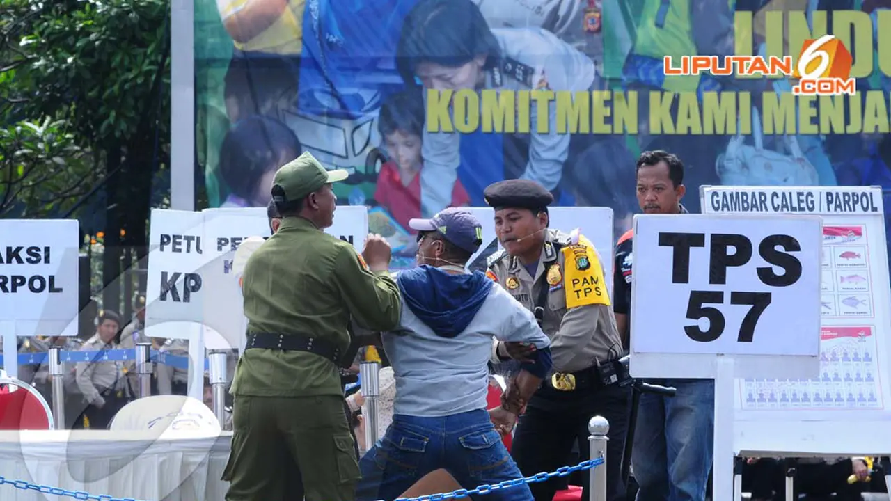 [FOTO] Ini Cara Polisi Atasi Kerusuhan di TPS