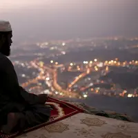 Seorang peziarah terlihat berdoa saat berada di Gunung Tsur, Mekkah, Sabtu (19/9/2015). Nabi Muhammad SAW dan Abu Bakar diyakini pernah bersembunyi di sini saat dikejar kaum Quraysi ketika akan hijrah ke Madinah (Reuters/Ahmad Masood)