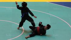 Octaviani Nirmalasari (kanan) mencoba menjatuhnkan lawannya asal Laos, Olahthai Sounthavong pada semifinal Test Event Pencak Silat 2018 di Padepokan Silat TMII, Jakarta, (12/2/2018). Oktaviani menang 5-0. (Bola.com/Nick Hanoatubun)