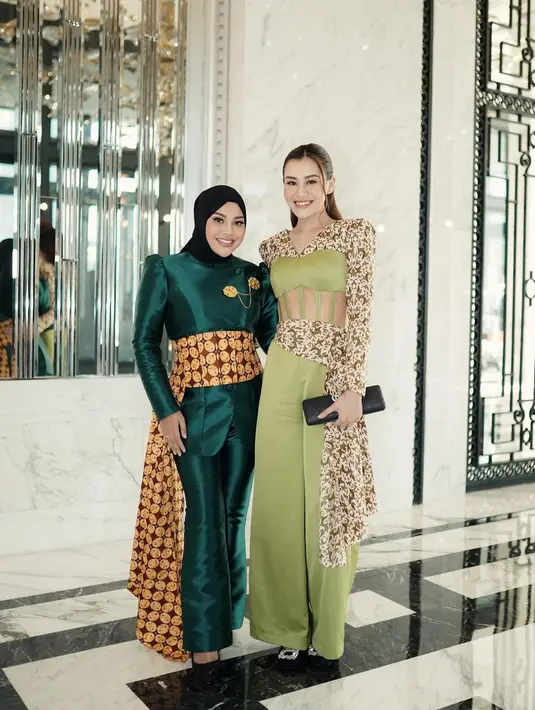 Tak kalah memesona penampilan Aurel yang mengenakan setelan kebaya janggan dan celana panjang warna hijau emerald. Aksen corset batik membuat penampilannya kian ramping.  [@aaliyah.massaid].