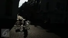 Warga mengendarai sepeda saat beraktivitas di sekitar kawasan Amsterdam, Kamis (20/4). Kondisi jalan yang aman serta nyaman dan didukung infrastruktur memadai menjadikan sepeda sebagai transportasi sehari-hari di Belanda. (Liputan6.com/Immanuel Antonius)
