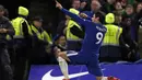 Penyerang Chelsea, Alvaro Morata melakukan selebrasi usai mencetak gol ke gawang Manchester United pada lanjutan Liga Inggris di Stamford Bridge di London (5/11). Chelsea Menang tipis atas MU 1-0. (AFP Photo/Adrian Dennis)