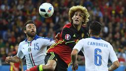 Perebutan bola antara pemain Italia dengan pemain Belgia, Marouane Fellaini, pada laga Grup E Piala Eropa 2016 di Stade de Lyon, Lyon, Selasa (14/6/2016) dini hari WIB. (AFP/Emmanuel Dunand)