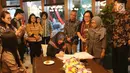 Penghuni sedang menandatangani serah terima Sertifikat Hak Milik Rumah Susun Tower Tiffany Kemang Village di Jakarta, Jumat (15/3). Serah terima dihadapan notaris langkah positif yang dilakukan pihak developer kepada penghuni. (Liputan6.com)