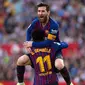 Penyerang Barcelona Lionel Messi memeluk rekan setimnya Ousmane Dembele usai mencetak gol ke gawang Sevilla pada laga La Liga di Stadion Ramon Sanchez Pizjuan, Sevilla, Sabtu (23/2). Barcelona menang 4-2. (JORGE GUERRERO/AFP)