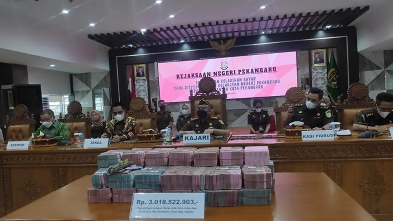 Pengembalian dugaan korupsi reses DPRD Pekanbaru ke Kejari setempat.