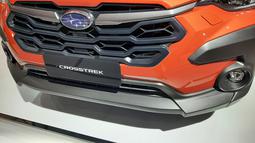 Grill depan Subaru Crosstrek generasi terbaru hadir dengan motif honeycomb tebal. Imbuhan garnish berwarna silver hadir menjadi pemanis di bagian depan. Lips depan berwarna hitam yang menyambung hingga ke rumah foglamp memperkuat citranya sebagai crossover SUV yang bisa diajak ke jalan non aspal.