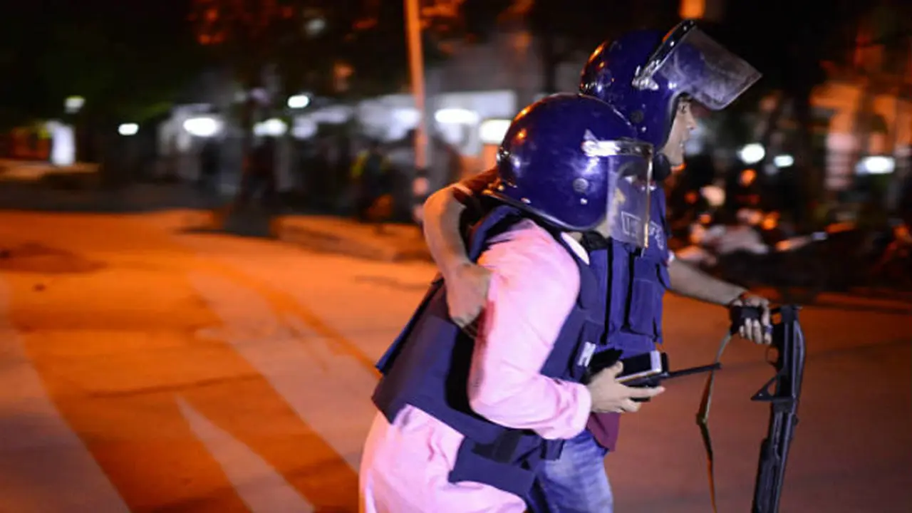 Polisi menyelamatkan sandera di Kafe Holey Artisan Bakery. (Reuters)