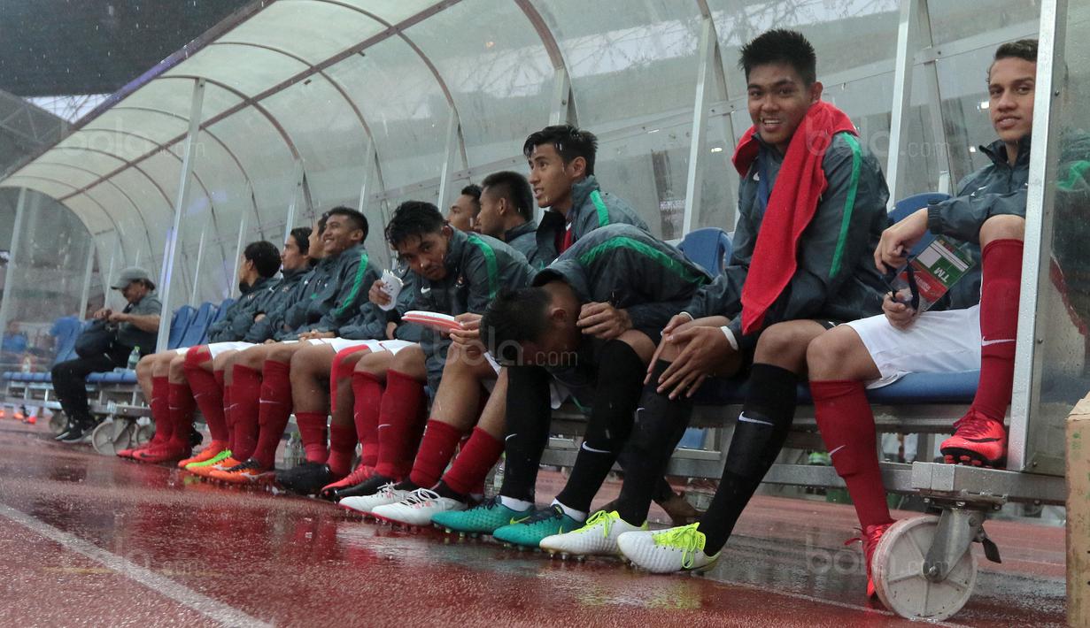 Senyum Egy Maulana Vikri dan pemain Timnas Indonesia U-23 sebelum laga melawan Suriah U-23 di Stadion Wibawa Mukti, Bekasi, Rabu (16/11/2017). Indonesia kalah 2-3. (Bola.com/Nicklas Hanoatubun)