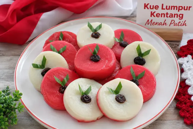 13. Kue Lumpur Merah Putih