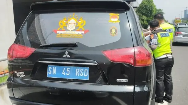 Polisi memberikan sanksi tilang kepada pengemudi yang menggunakan pelat nomor palsu.