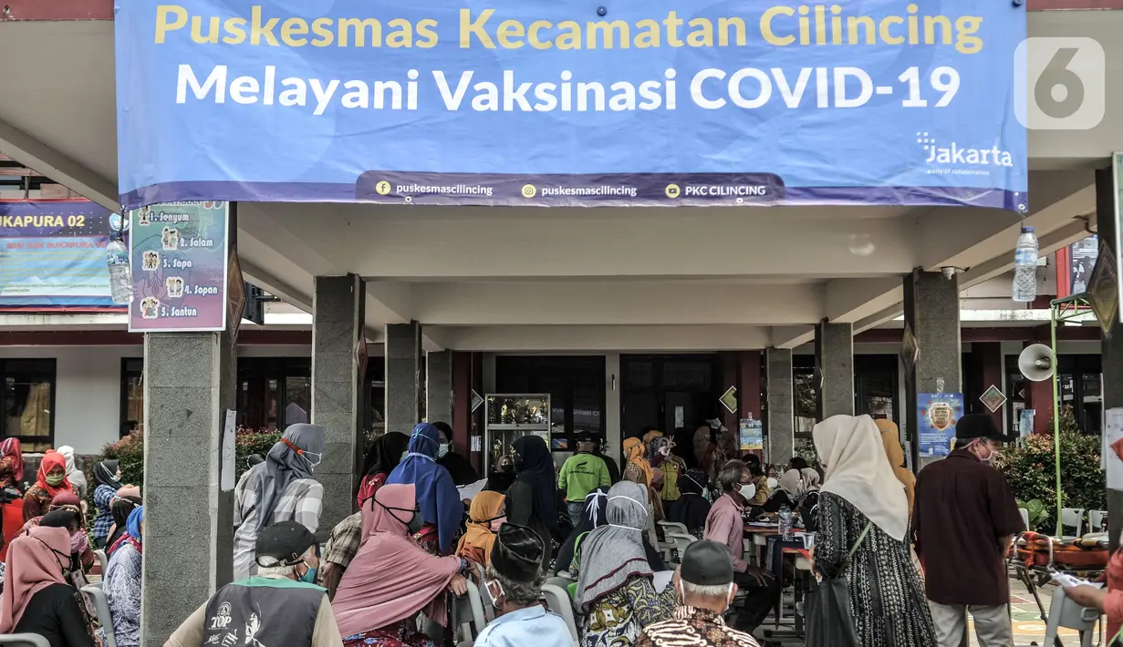 Suasana vaksinasi COVID-19 terhadap warga lanjut usia (lansia) di SDN 02 Sukapura, Cilincing, Jakarta Utara, Senin (22/3/2021). Pemkot Jakarta Utara menggelar vaksinasi COVID-19 secara bergilir di tiap kelurahan. (merdeka.com/Iqbal S. Nugroho)