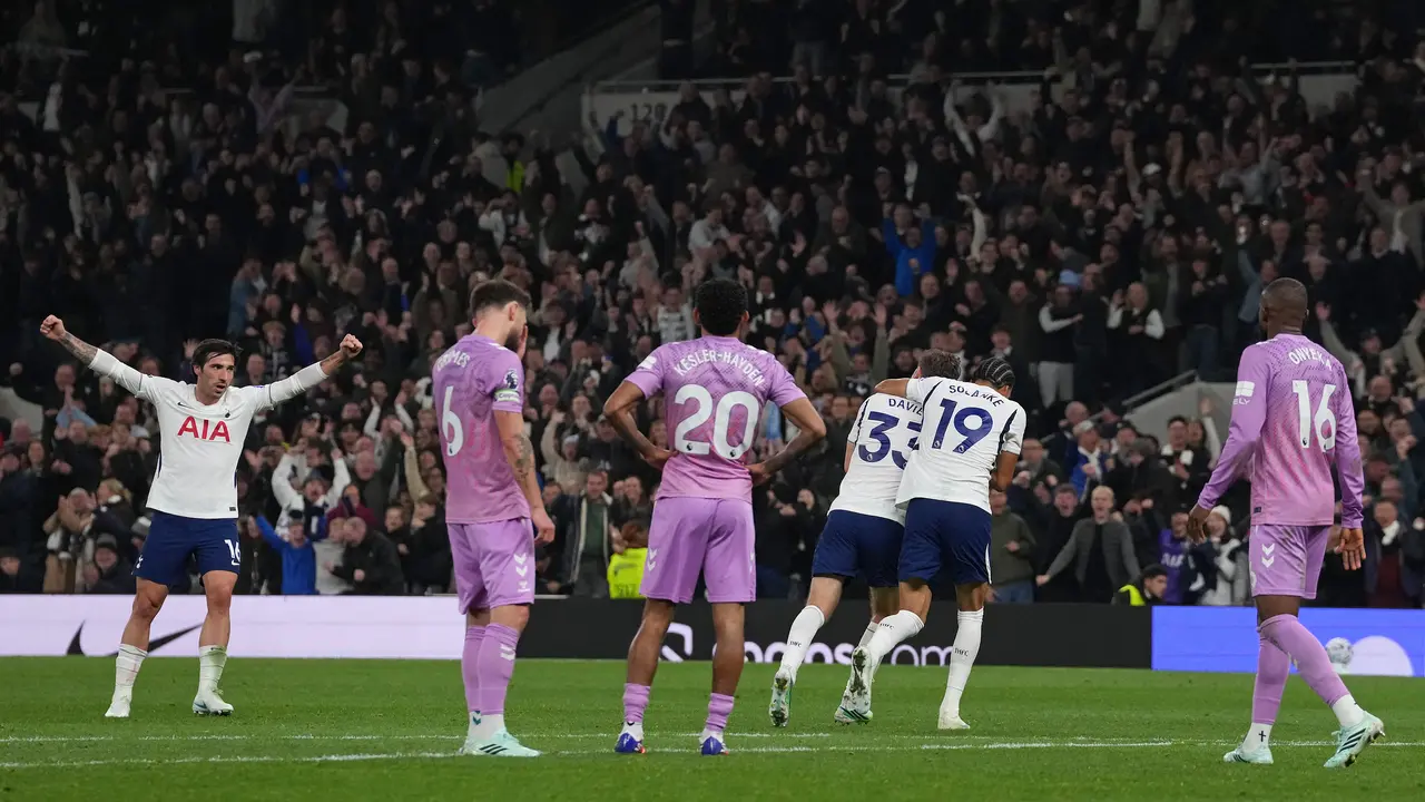 Selebrasi pemain Tottenham Hotspurs saat melawan Coventry City
