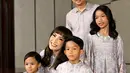 Ayu Dewi beserta keluarga kenakan baju sarimbitan bernuansa abu-abu terang. Dominasi satin bikin look-nya terlihat lebih elegan sebagai baju Lebaran [@mrsayudewi]