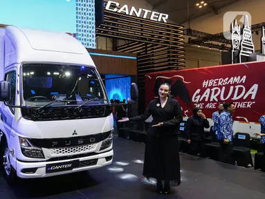 Tampilan depan truk listrik eCanter saat diperkenalkan dalam ajang Gaikindo Indonesia International Auto Show (GIIAS) 2024 di ICE BSD, Kabupaten Tangerang.Rabu (17/7/2024). (Liputan6.com/Angga Yuniar)