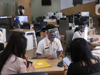 Pemohon melakukan pengajuan administrasi di mal pelayanan publik, Jakarta,Rabu (17/6/2020). Mal Pelayanan Publik (MPP) Provinsi DKI Jakarta kembali melayani masyarakat dengan tatap muka dengan tetap mengikuti protokol kesehatan pencegahan Virus Corona.  (Liputan6.com/Angga Yuniar)