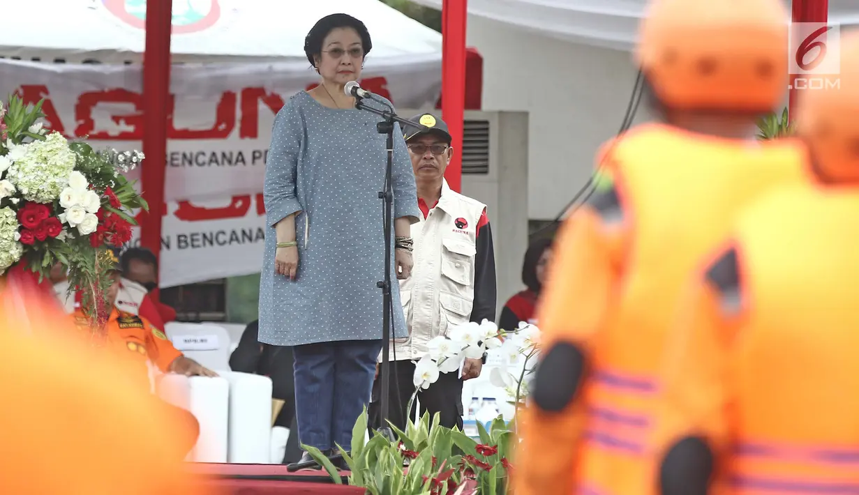 Ketua Umum PDI Perjuangan Megawati Soekarnoputri memberikan sambutan saat menghadiri penutupan pelatihan Badan Penanggulangan Bencana (Baguna) PDI Perjuangan di Bumi Perkemahan Cibubur, Jakarta, Kamis (23/11). (Liputan6.com/Herman Zakharia)