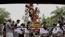 Umat Hindu mengarak Ogoh-ogoh dalam rangkaian upacara keagamaan Taur Agung di Serang, Banten, Jumat (20/3/2015). Upacara tersebut dalam rangka menyambut Hari Raya Nyepi Tahun Baru Saka 1937. (Liputan6.com/Andrian M Tunay)