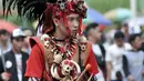 Seniman menampilkan tarian Kabasaran pada kegiatan Car Free Day di kawasan Bundaran HI, Jakarta, Minggu (17/3). Tari tradisional tersebut digelar dalam rangka memperkenalkan budaya Suku Minahasa kepada masyarakat. (merdeka.com/Iqbal S Nugroho)