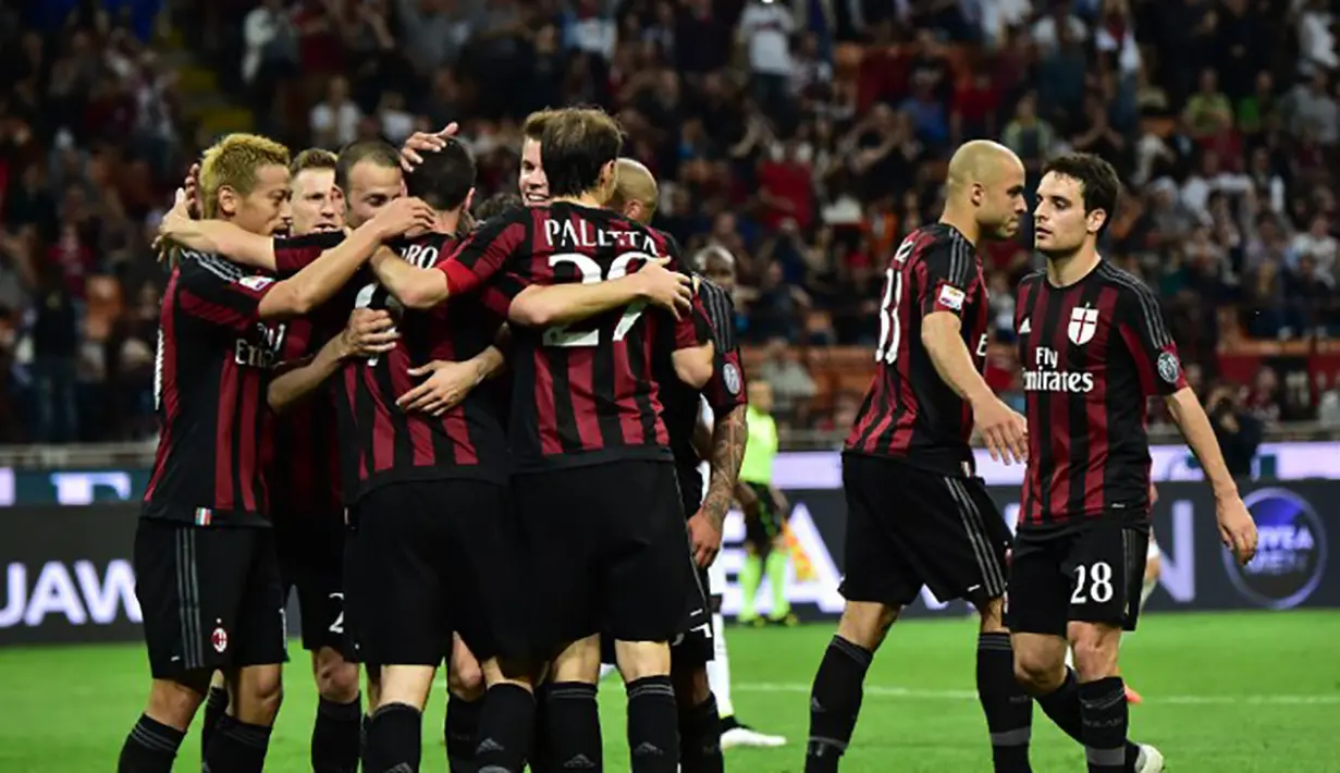 Penjualan jersey dari AC Milan berada pada posisi kesepuluh dengan angka 350.000 per tahun. Jersey bernama mantan bintang Rossoneri, Kaka masih menjadi salah satu yang terlaris. (AFP Photo/Giuseppe Cacace)
