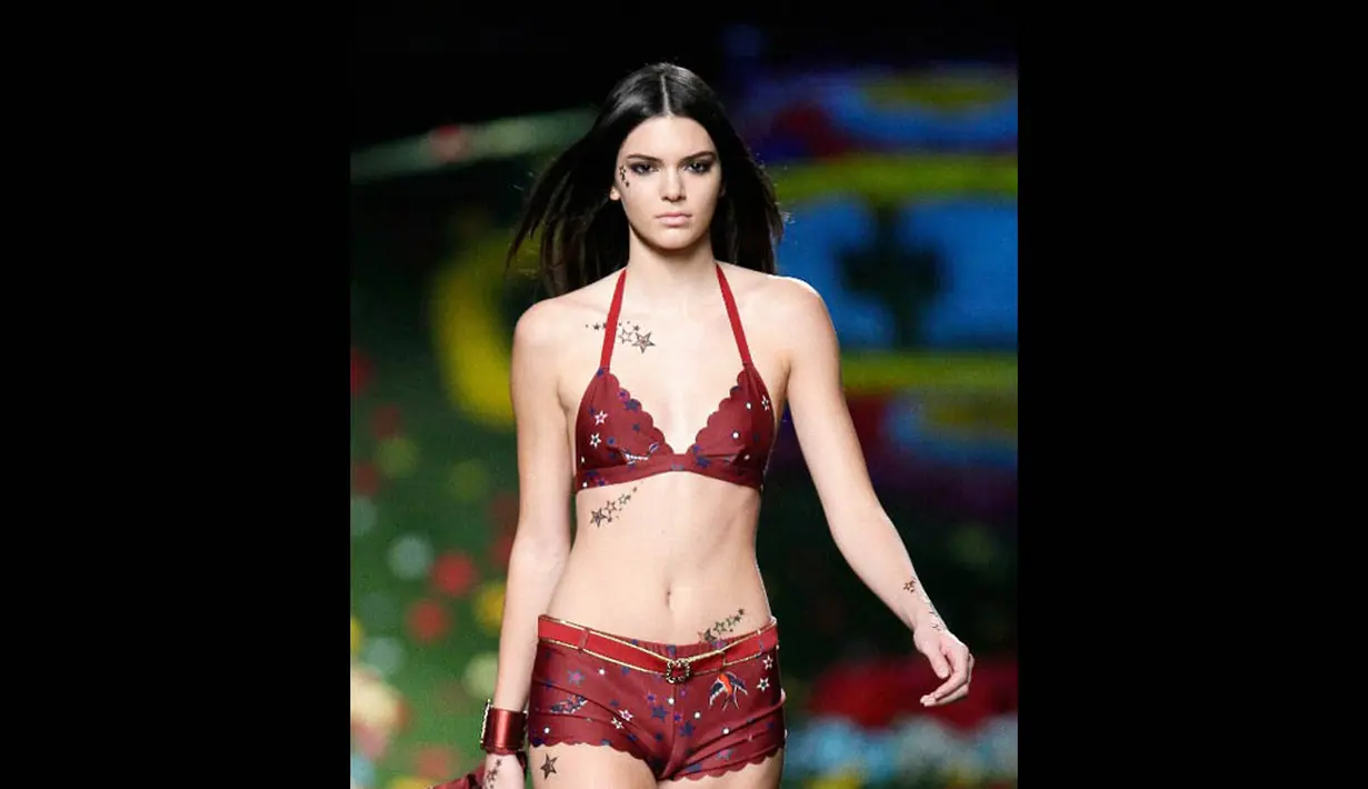 Adik tiri Kim Kardashian, Kendall Jenner, menjadi model di runway New York Fashion Week, Senin (8/9/14). (Randy Brooke/Getty Images for Tommy Hilfiger/AFP)