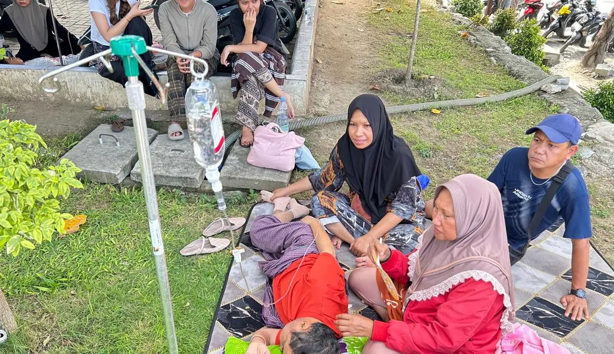 Pasien yang dievakuasi terlihat di luar rumah sakit setempat pasca gempa di Palu, Sulawesi Tengah, Selasa 16 Juni 2026. (AP Photo/Taufan Bustan)