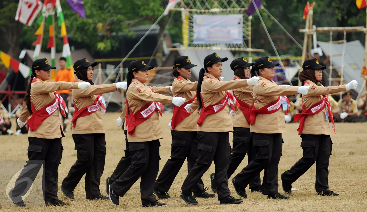 Sejumlah anggota pramuka dari Gugus Depan Warga Binaan mengikuti lomba keterampilan baris berbaris saat Perkemahan Pemasyarakatan Se-Jawa dan Lampung 2015 di Buperta Cibubur Jakarta, Rabu (26/8/2015). (Liputan6.com/Helmi Fithriansyah)