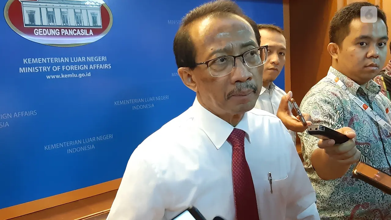 Dubes RI untuk Federasi Rusia Wahid Supriyadi mengadakan konferensi pers di Kemlu, Jakarta.