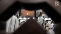 Umat muslim melaksanakan salat malam saat beriktikaf  di Masjid Pondok Pesantren At-Taqwa, Bekasi, Selasa (28/5/2019). Umat Islam mulai melakukan itikaf atau berdiam diri di masjid sambil melakukan berbagai ibadah pada sepuluh hari terakhir bulan puasa Ramadan. (Merdeka.com/Iqbal S Nugroho)