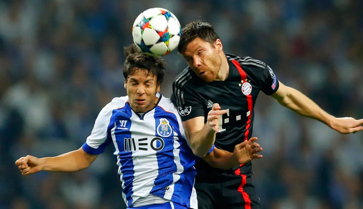 Gelandang Porto, Oliver Torres berebut bola udara dengan gelandang Bayern Munich Xabi Alonso pada leg 8 besar Liga Champions di Stadion do Dragao, Kamis (16/4/2015). Porto menang 3-1 atas Bayern Munich.(REUTERS/Miguel Vidal)