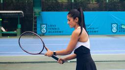 Fanny Ghassani tak hanya dikenal cantik, tetapi juga memiliki body goals idaman. Artis berusia 31 tahun itu rajin berolahraga seperti yang sering diperlihatkannya di Instagram. Ia menjajal olahraga tenis dan bertekad untuk rutin berlatih. Hal itu diunggkapnya melalui unggahan foto dirinya tengah berlatih. (Instagram/@fannyghassani)