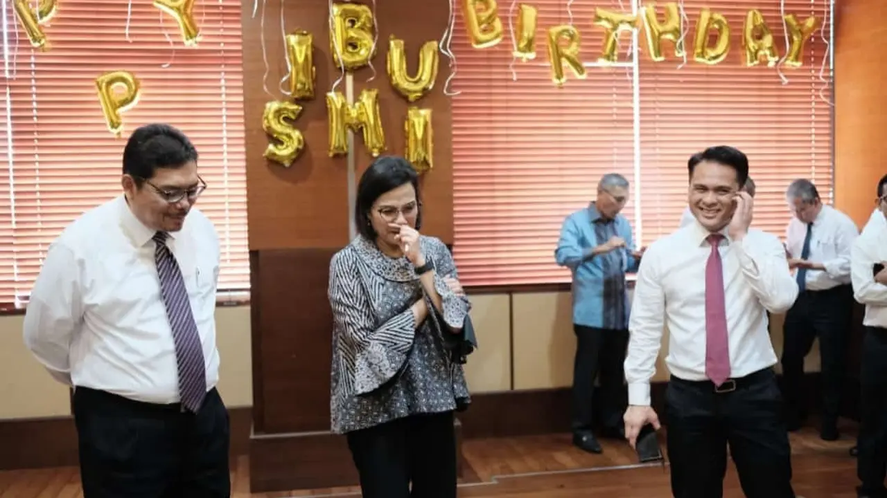 Tangis haru Menteri Keuangan Sri Mulyani di hari ulang tahun.