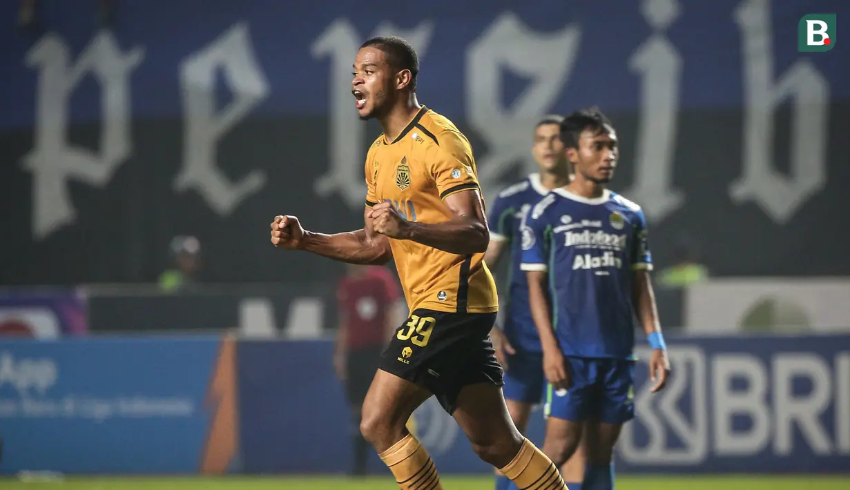 <p>Pemain Bhayangkara FC, Alex Martins Ferreira melakukan selebrasi setelah mencetak gol pertama timnya ke gawang Persib Bandung pada laga lanjutan BRI Liga 1 2022/2023 antara Persib Bandung melawan Bhayangkara FC di Stadion Pakansari, Bogor, Jumat (24/03/2023). (Bola.com/Bagaskara Lazuardi)</p>