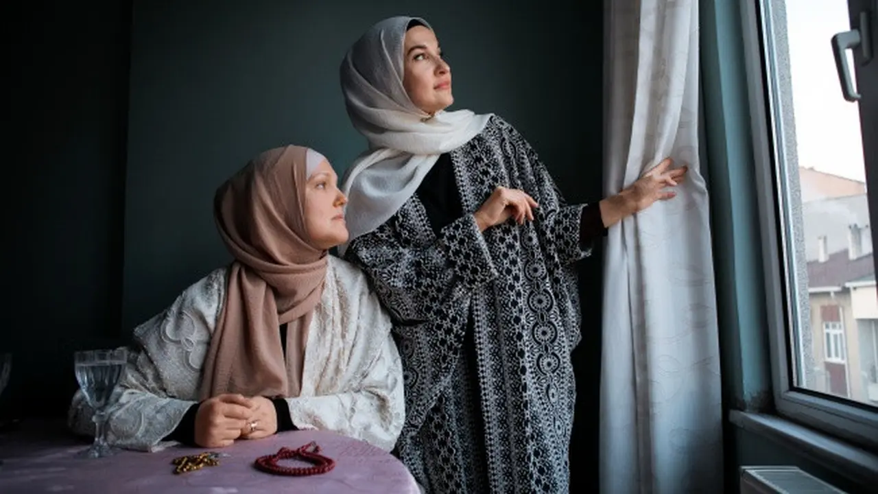 Ilustrasi Gamis dengan Outer Batik (Credit: Freepik)