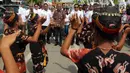 Empat direksi BUMN bersama Asisten III Sekda Sumba Timur Ishak Raga Koda disambut tari tarian adat saat perayaan Natal bersama dan bantuan CSR Sinergi BUMN di Kota Waingapu, Sumba Timur, Sabtu (15/12). (Liputan6.com/JohanTallo)