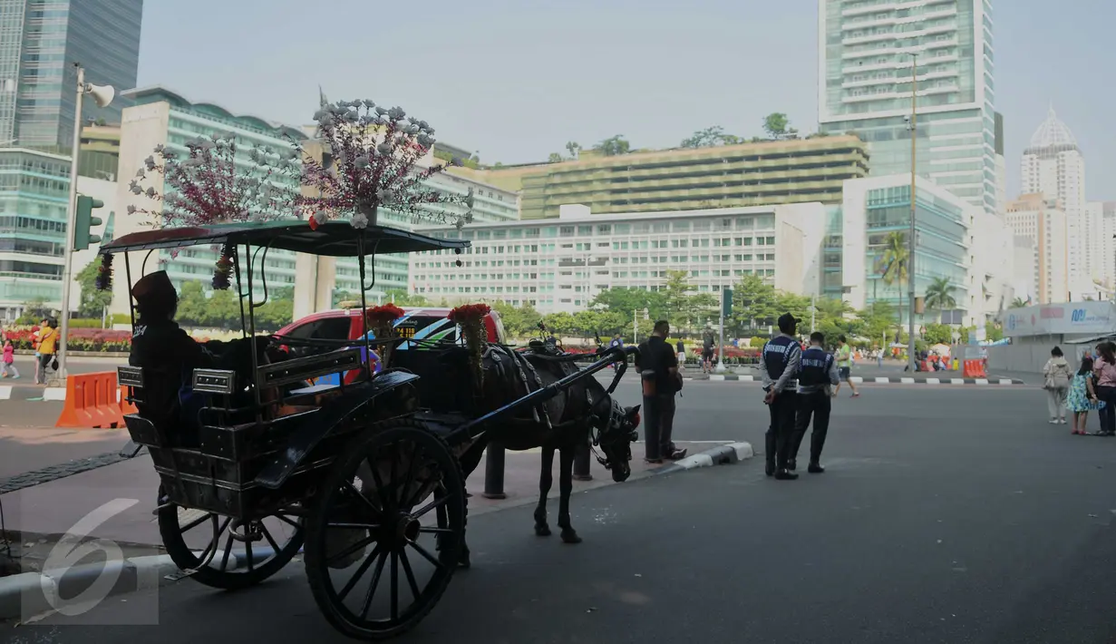 Delman saat berada di Kawasan Bundaran HI ketika pelaksanaan Car Free Day, Jakarta, Minggu (26/6). Petugas Dinas Perhubungan DKI Jakarta melarang pengendara delman melintasi Kawasan Bundaran HI. (Liputan6.com/Gempur M Surya)