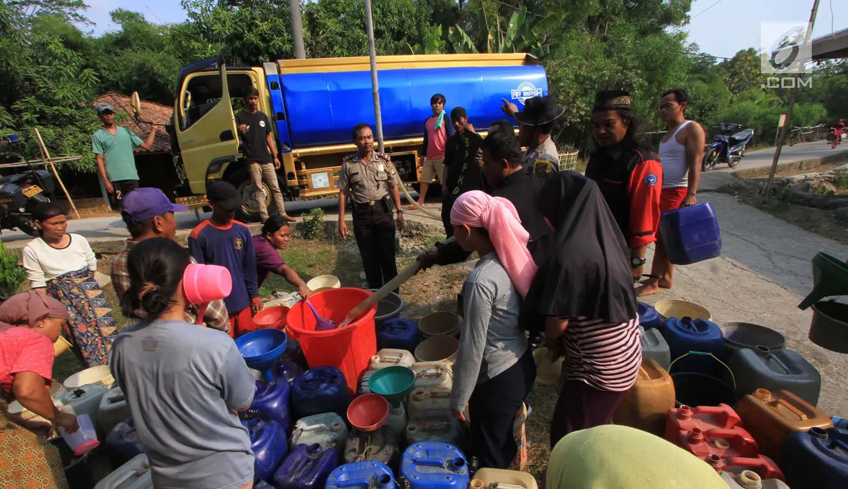 Warga antre mendapatkan bantuan air bersih dari Keluarga Besar Masyarakat Banten di Desa Ridomanah, Cibarusah, Bekasi, Jawa Barat, Rabu (3/7/2019). Krisis air akibat musim kemarau tersebut  menyebabkan warga mengalami kesulitan air untuk memenuhi kebutuhan sehari-hari. (merdeka.com/Arie Basuki)