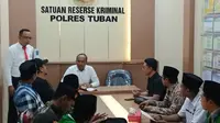 Sejumlah ormas di Tuban, Jawa Timur, Senin (24/2/2020) melaporkan pemilik akun Facebook Sai Mo ke polres setempat, lantaran dianggap telah menghina Bupati Tuban KH Fathul Huda. (Liputan6.com/ Ahmad Adirin)