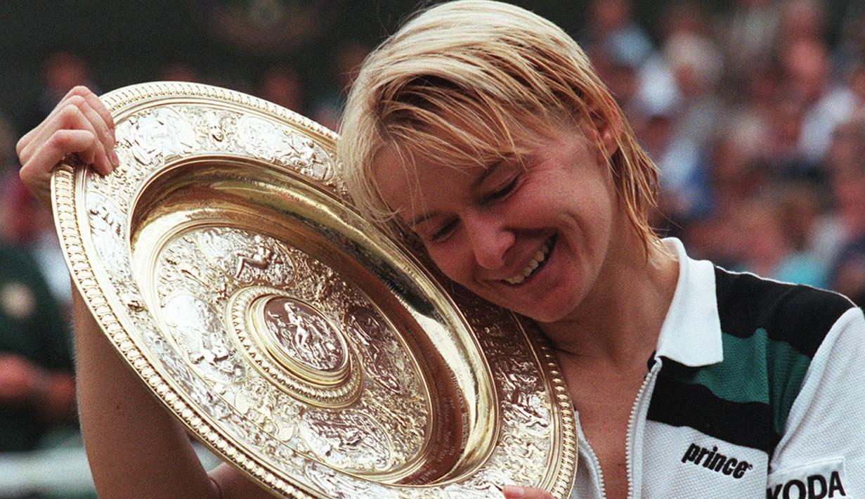 Jana Novotna, petenis asal Ceko saat memenangi gelar tunggal putri Wimbledon 1998 mengalahkan petenis Prancis,  Nathalie Tauziat 6-4, 7-6. (AFP/Pascal Pavani)