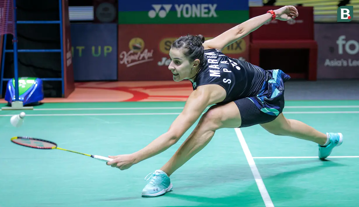 Pebulu tangkis tunggal putri Spanyol, Carolina Marin berusaha menjangkau kok pukulan dari pebulu tangkis China, Chen Yu Fei saat semifinal Indonesia Open 2024 di Istora Senayan, Jakarta, Sabtu (08/06/2024). (Bola.com/Bagaskara Lazuardi)