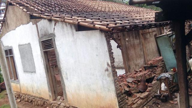 Genteng sejumlah rumah warga Dusun Pamuntuan, Cijati, Cilacap terpaksa diturunkan agar kerusakan tak bertambah cepat. (Foto: Liputan6.com/Eko Rusdiyanto/Muhamad Ridlo)