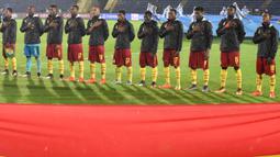 Para pemain starting XI Timnas Ghana U-17 berbaris menyanyikan lagu kebangsaan Ghana sebelum dimulainya laga perempatfinal Piala Dunia U-17 2017 menghadapi Mali di Indira Gandhi Athletic Stadium, India (21/10/2017). Ghana total menjuarai Piala Dunia U-17 sebanyak 2 kali dari 4 laga final yang dijalani. Kedua gelar tersebut diraih pada edisi 1991 dan 1995. Sementara kegagalan Ghana di partai final terjadi pada 1993 dan 1997. (AFP/Biju Boro)