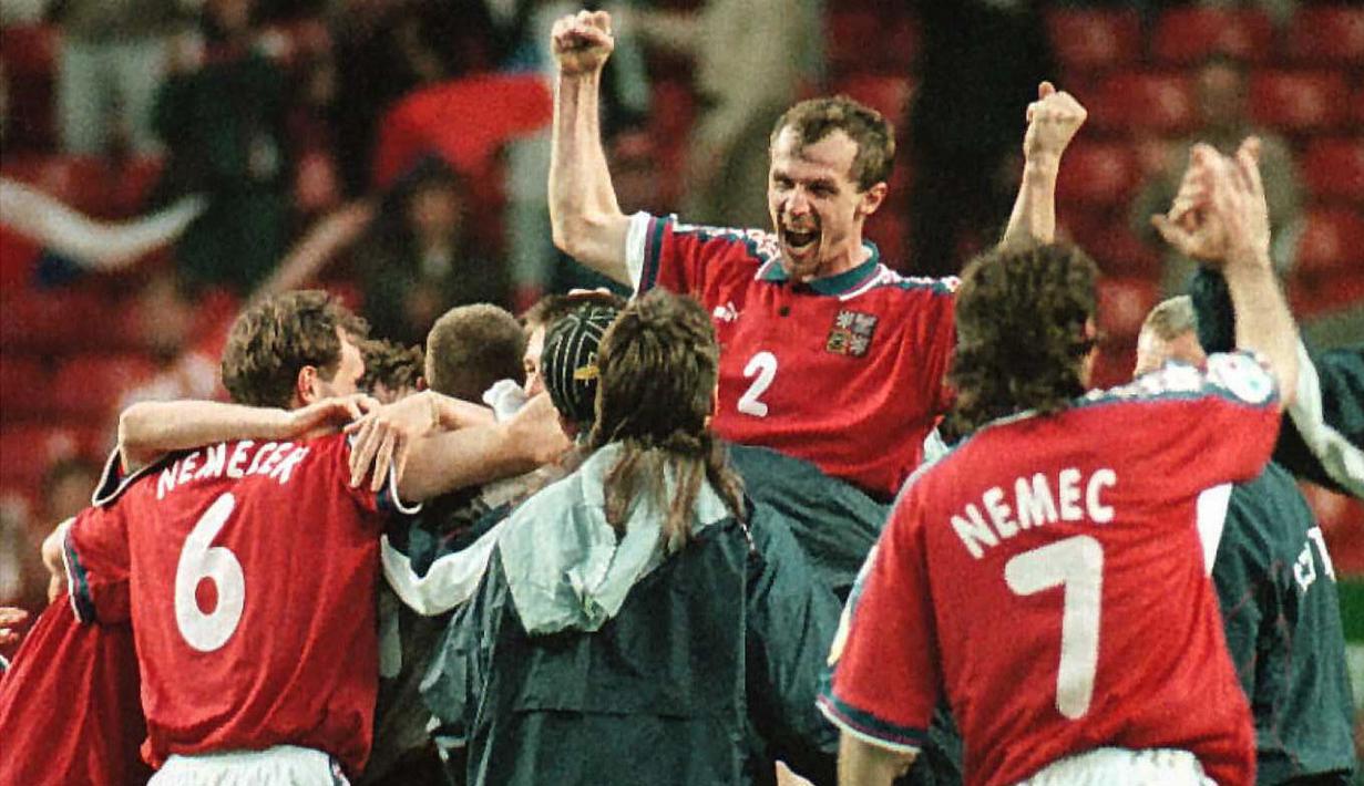 Republik Ceko - Diprediksi tak mampu lolos pada penyisihan grup, Secara mengejutkan, mereka malah mampu menuju ke babak final dengan sebelumnya finish ke-2 di grup, menumbangkan Portugal dan Prancis. Namun harus terhenti oleh Jerman (2-1) lewat perpanjangan waktu. (Foto: AFP/Attila Kisbenedek)