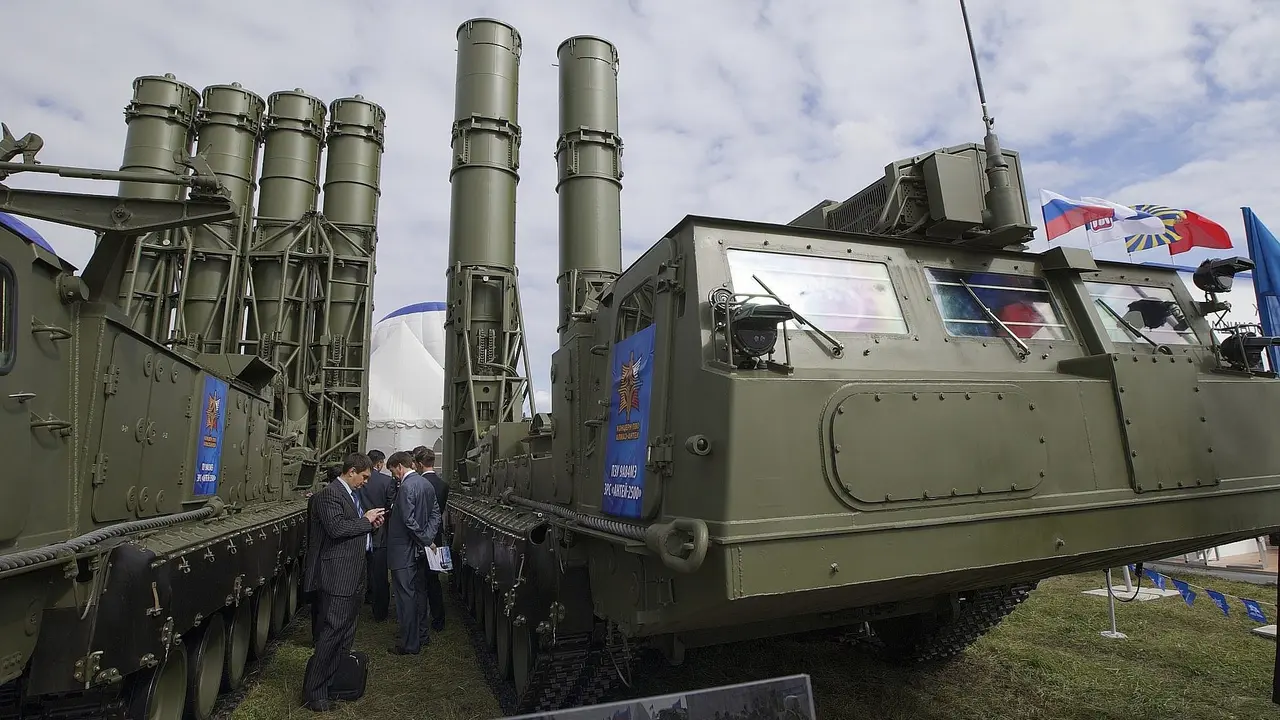 Sistem rudal Rusia S-300 telah dikirim ke Suriah (AP/Ivan Sekretarev)