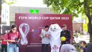 Maskot Piala Dunia 2022, La'eeb berfoto bersama warga saat menyemarakan CFD Jl Slamet Riadi, Solo, Minggu (30/10/2022). La'eeb sudah menyapa warga Solo sejak Jumat (28/10/2022) kemarin. (FOTO: Dok. SCM)