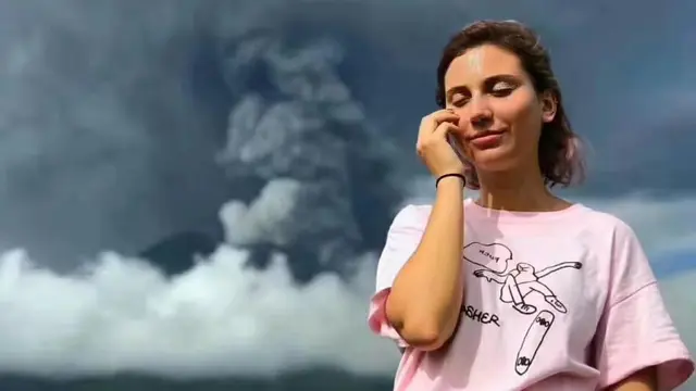 Beragam Gaya Turis di Bali Nikmati Letusan Gunung Agung