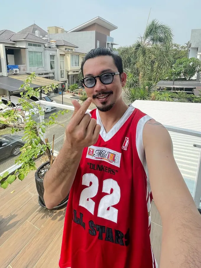 [Fimela] Denny Sumargo Lelang Jarsey