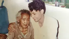 Limbad semasa muda penampilannya bikin pangling. Sosoknya yang sederhana dan perhatian terhadap orang tua tercermin dalam foto ini. Banyak yang pangling melihat penampilan Limbad masa muda karena belum menumbuhkan jenggot. (Liputan6.com/IG/limbadindonesia)